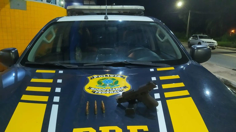 Arma de fogo e munições apreendidas pela PRF.