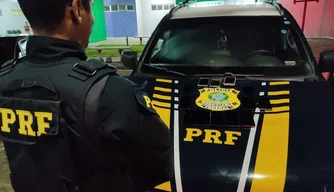 PRF prende três pessoas com 13 celulares em Parnaíba.