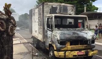 Caminhão destruído no bairro Promorar.