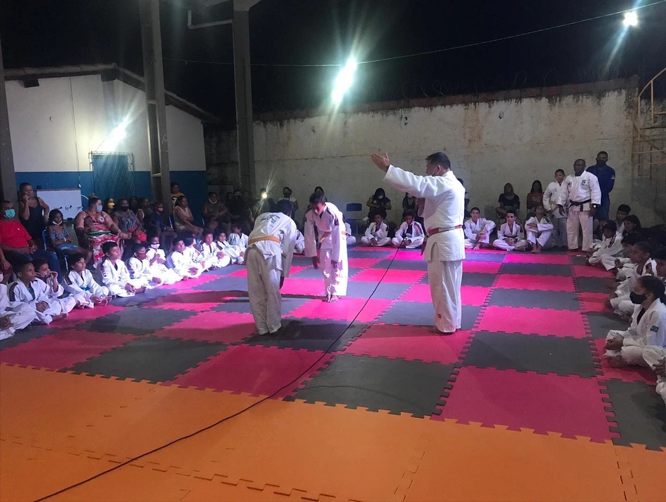 Crianças recebem kimonos