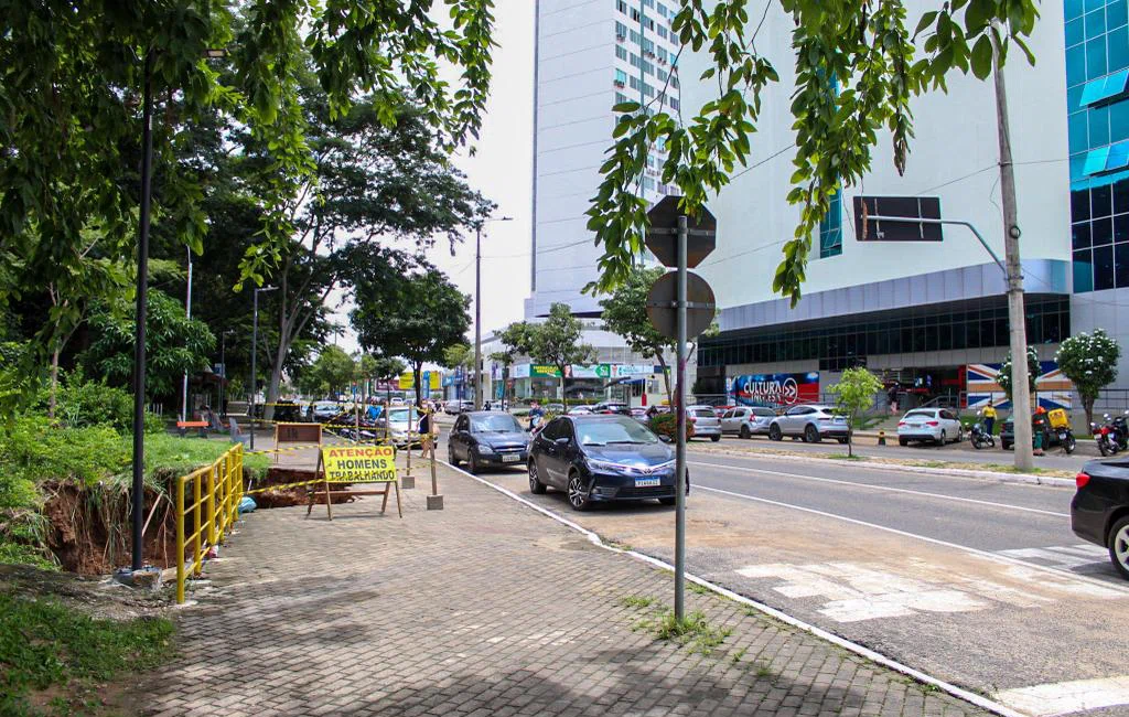 Cratera se abre na Av. Raul Lopes