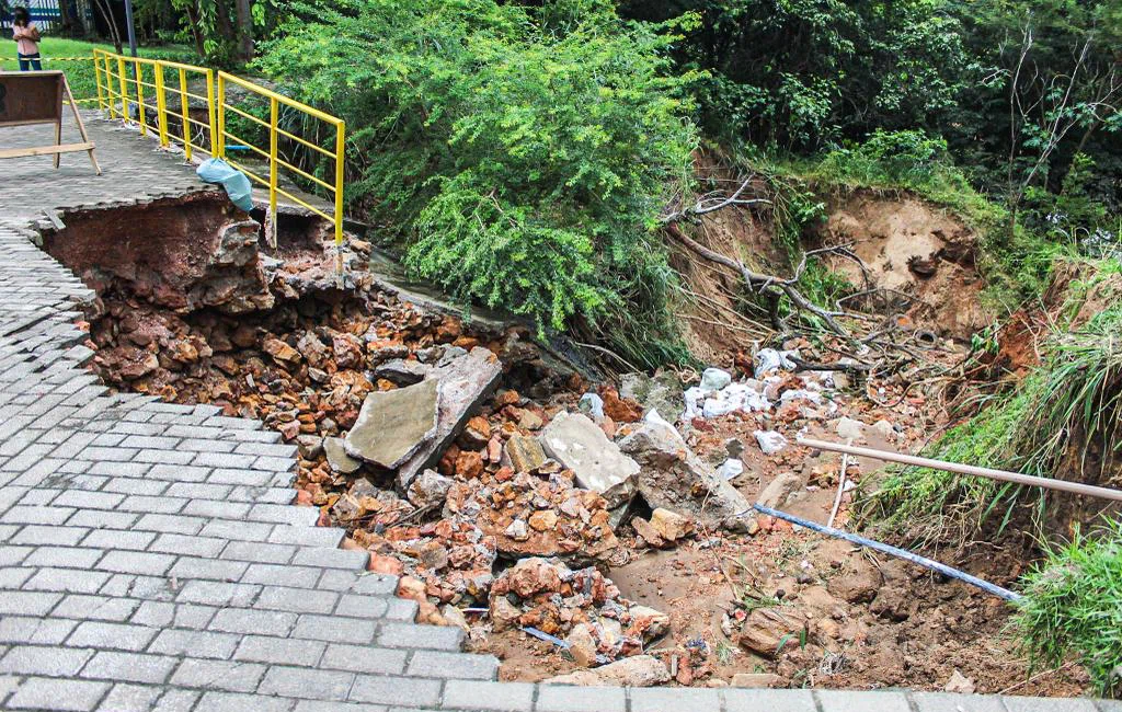 Cratera se abre na Av. Raul Lopes