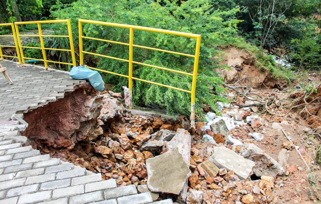 Cratera se abre na Av. Raul Lopes