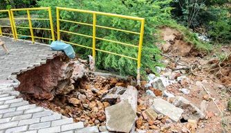 Cratera se abre na Av. Raul Lopes