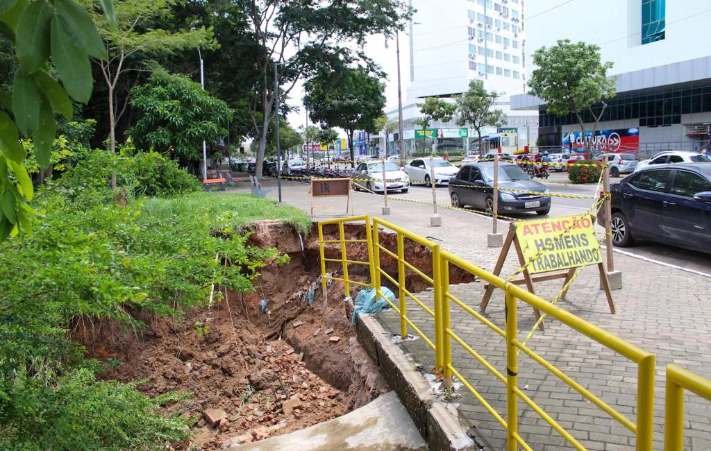 Cratera se abre na Av. Raul Lopes