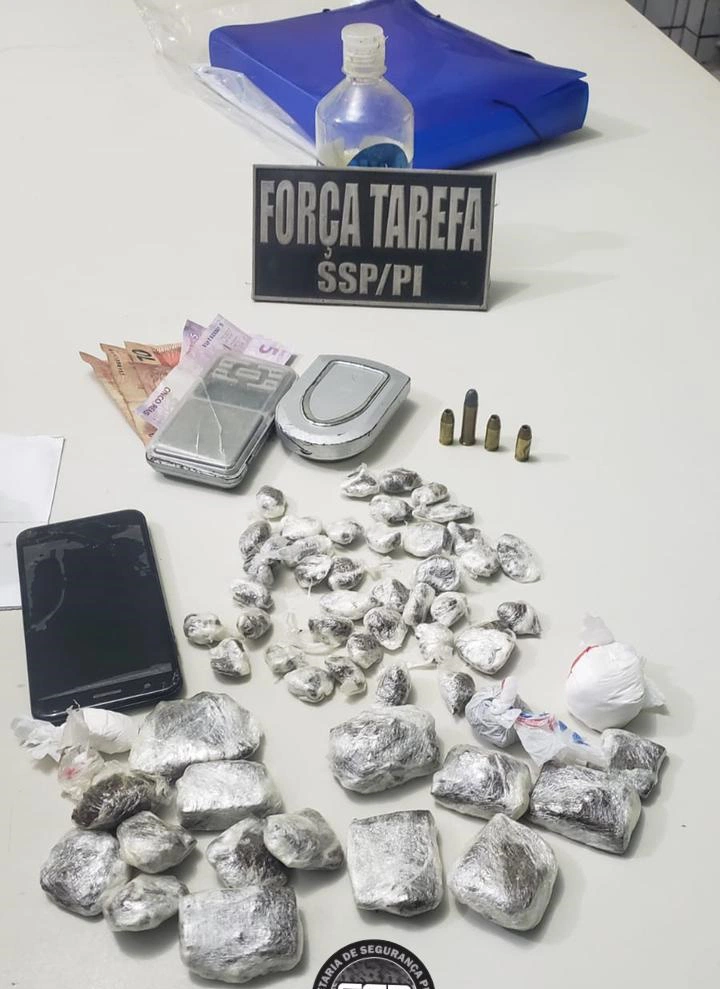 Material apreendido com os suspeitos.