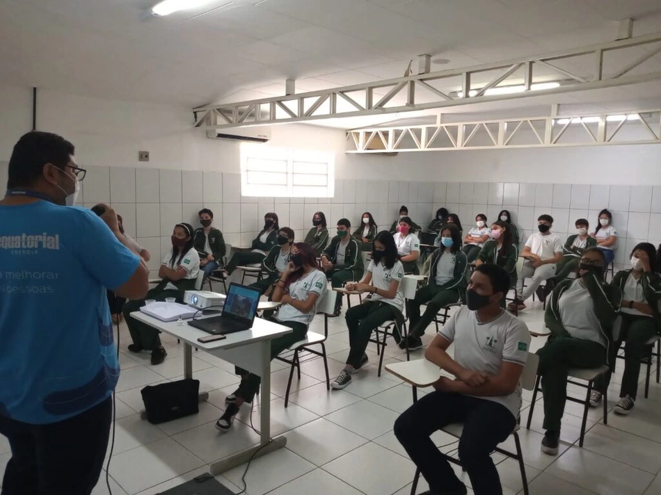Alunos assistindo aulas do Programa E+ Educação