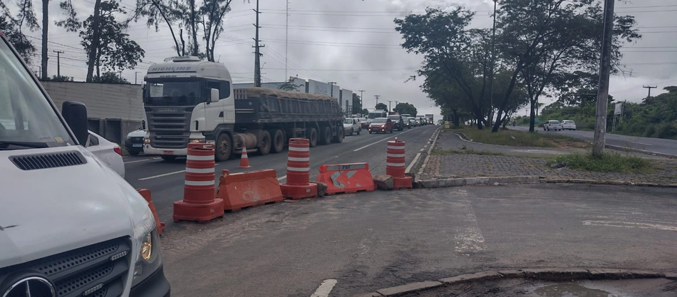 Colisão entre carro e ambulância.