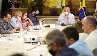 Dr. Pessoa em reunião com secretários municipais no Palácio da Cidade.