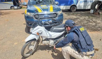 Motocicleta apreendida por estar com o licenciamento atrasado