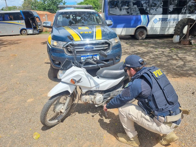 Motocicleta apreendida por estar com o licenciamento atrasado