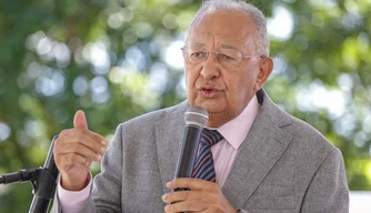 Prefeito de Teresina, Dr Pessoa  comparece a casamento comunitário.