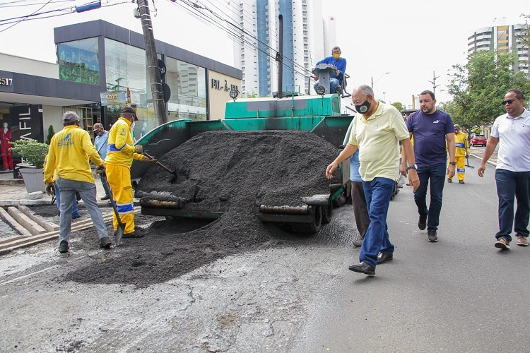 Dr. Pessoa vistoria obra na Avenida Dom Severino