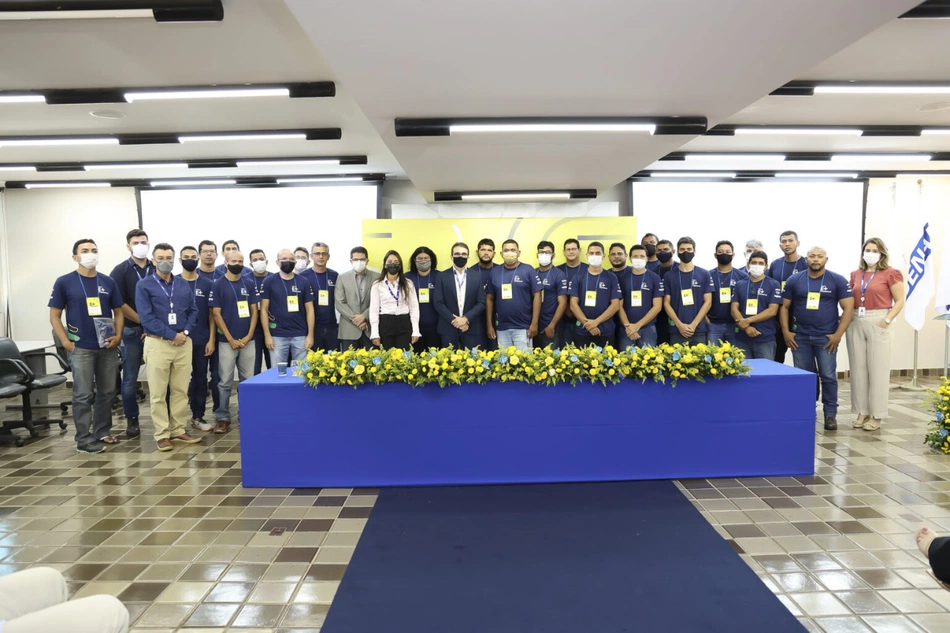 Os 25 novos profissionais do curso Escola de Eletricistas.