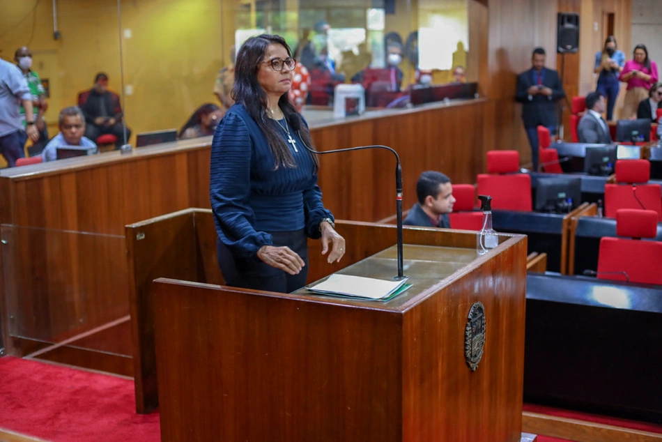 Deputada Teresa Britto em plenária para Projeto de Lei Teste do Olhinho