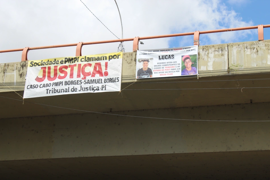 Faixa colocada pela família de Lucas Vinicius