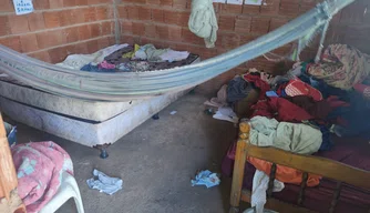Homem quebra objetos da residência após tentar matar a companheira
