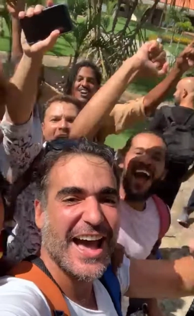 Participante do No Limite , Matheus Pires, comemora retorna para casa.
