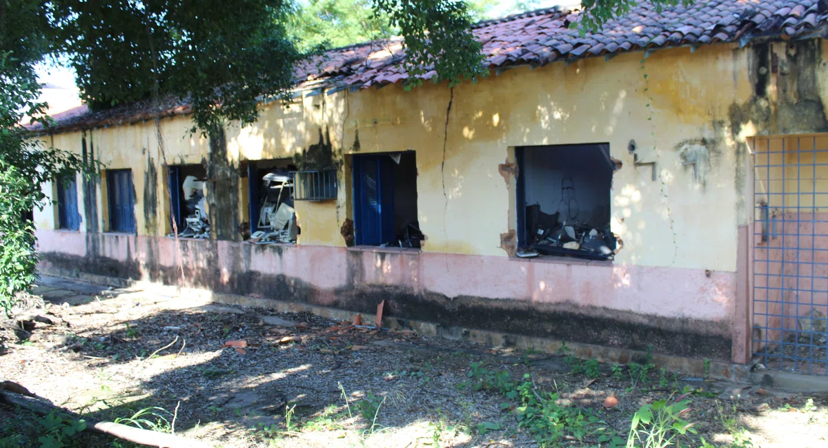 Unidade Escolar Gayoso e Almendra abandonada, no bairro Aeroporto