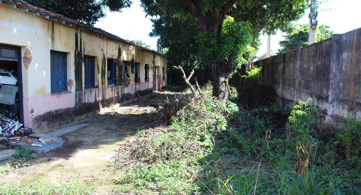 Unidade Escolar Gayoso e Almendra abandonada, no bairro Aeroporto