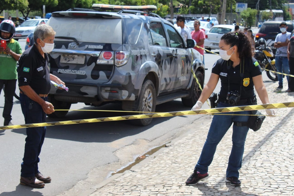 Cena do crime em frente ao Banco do Brasil.