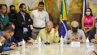 Dr. Pessoa  assina decreto que regulamente plano de carreira dos professores.