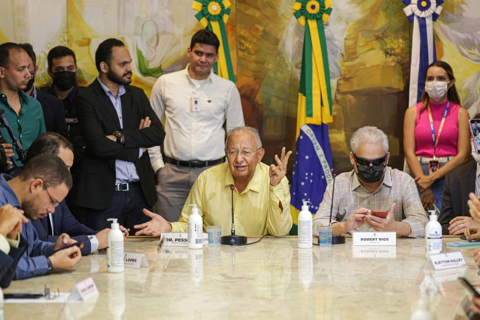 Dr. Pessoa assina decreto que regulamente plano de carreira dos professores.