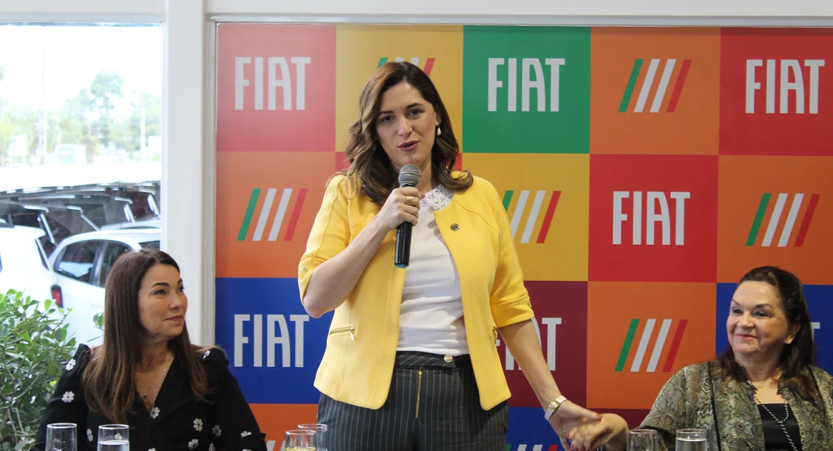 Ministra da mulher Cristiane Britto na Entrega de veículos dos Conselhos Tutelares do Município