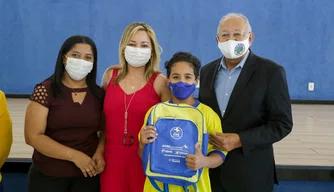 Prefeito de Teresina, Dr Pessoa, entrega kits para alunos do programa AABB Comunidade.