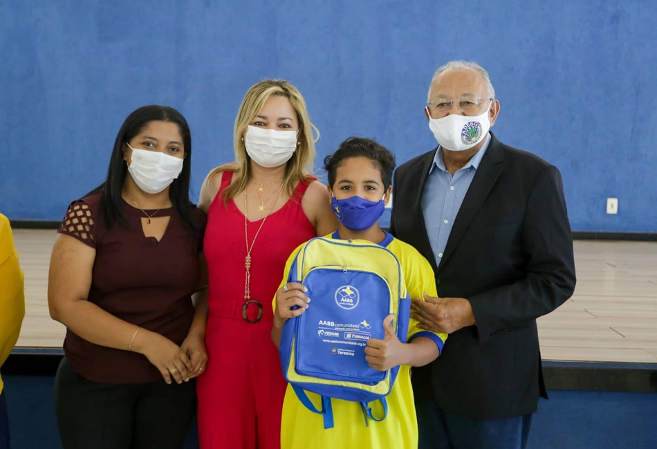Prefeito de Teresina, Dr Pessoa, entrega kits para alunos do programa AABB Comunidade.