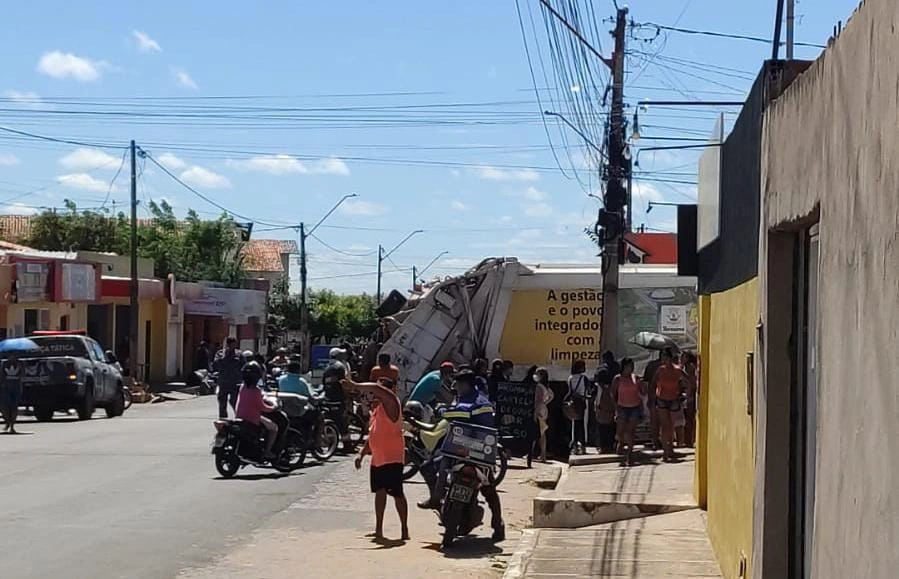 Adolescente é atropelado por caminhão de coleta de lixo