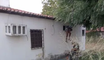 Homem fica preso em grade de proteção de ar-condicionado em Floriano