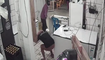 Câmera flagra momento do assassinato de homem no bairro Mocambinho