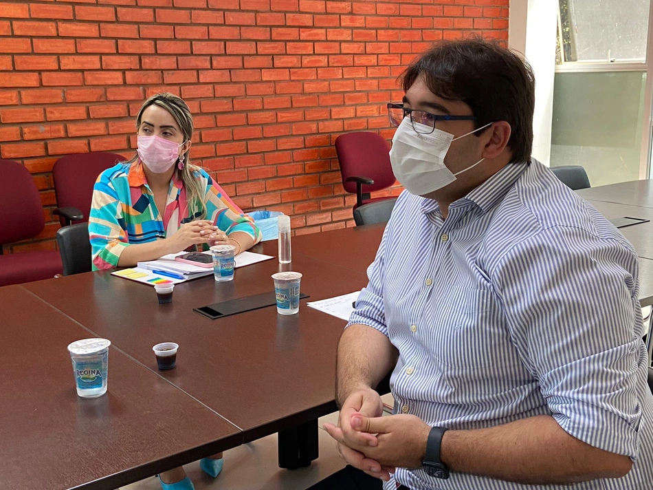 Secretário Neris Júnior em reunião sobre casos de covid-19.