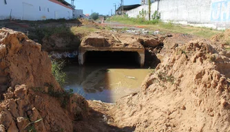 Cratera no meio da via atrapalha passagem de motoristas no bairro