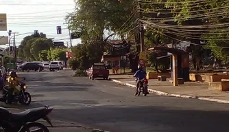 Árvore caída sobre fiação no bairro Itaperu.