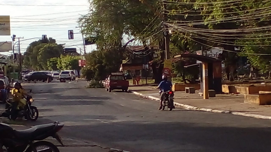 Árvore caída sobre fiação no bairro Itaperu.