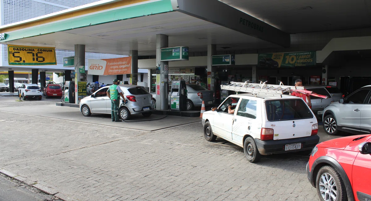 Fila de carros para abastecer.