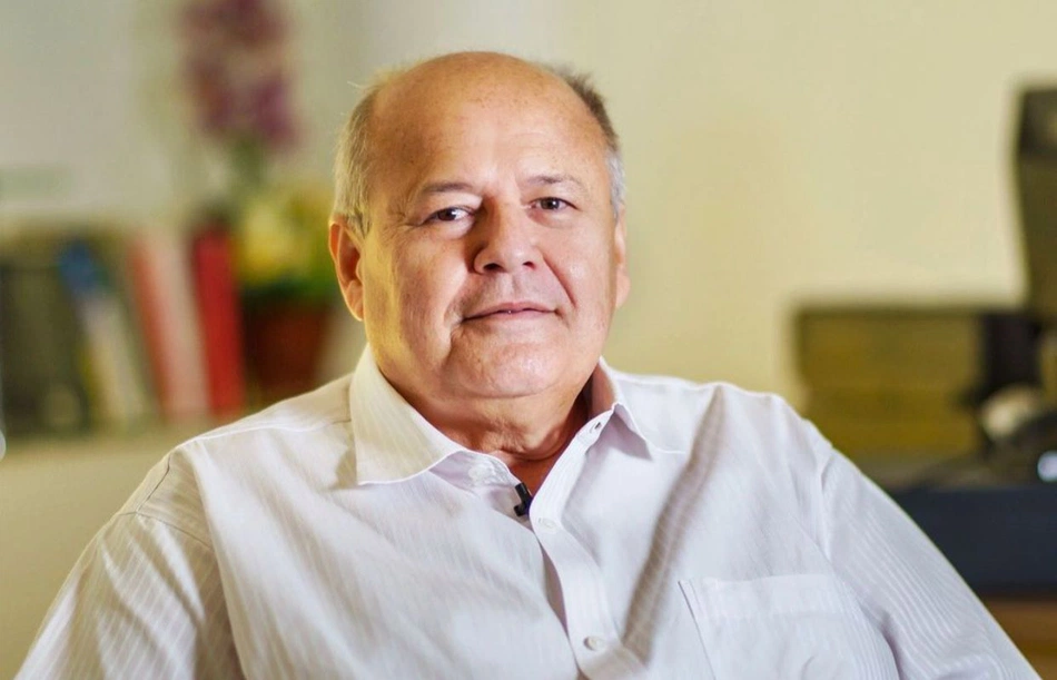 Professor Charles Silveira