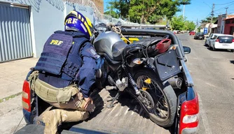 Motocicleta apreendida na BR 343 pela PRF-PI em Teresina.