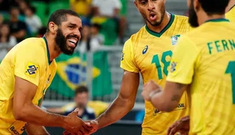 Jogadores da seleção brasileira em partida contra Japão.