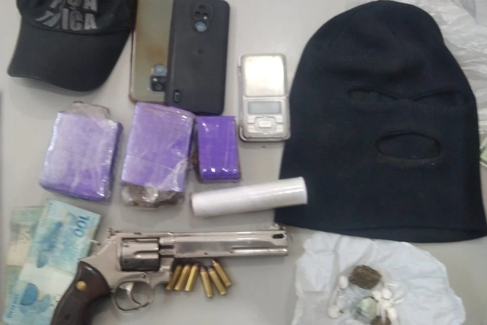 Apreensão de arma e entorpecentes na zona Sudeste de Teresina.