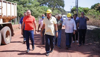Dr. Pessoa assina Ordem de Serviço para perfuração de poço e pavimentação de estrada na zona rural