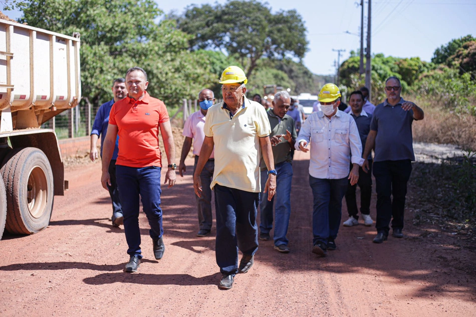 Dr. Pessoa assina Ordem de Serviço para perfuração de poço e pavimentação de estrada na zona rural