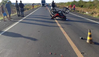 Motociclista morre após colidir com carro em Demerval Lobão.