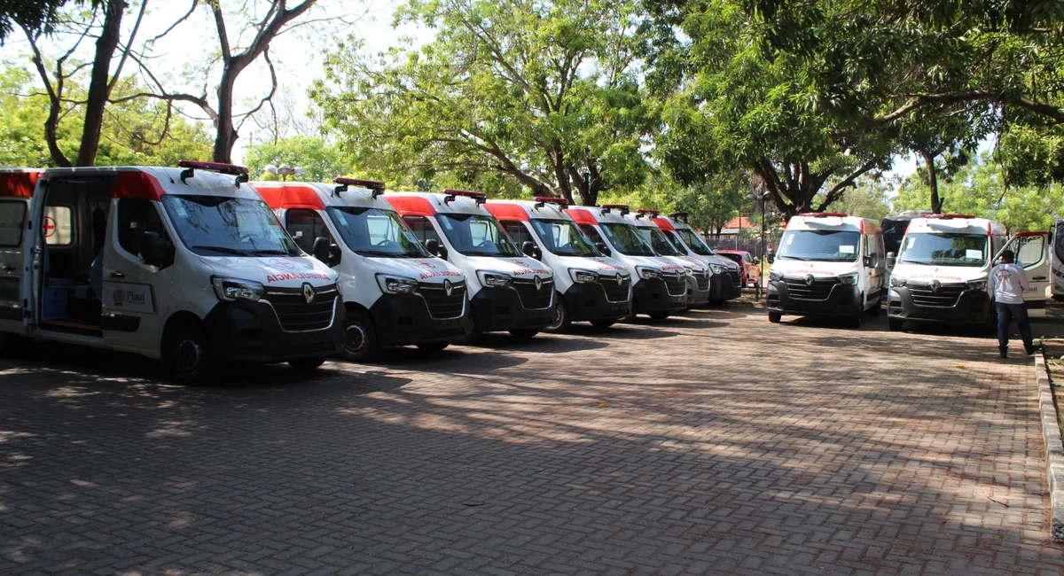 Entrega de Ambulâncias