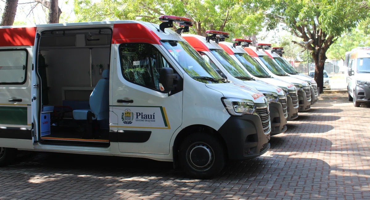Entrega de Ambulâncias