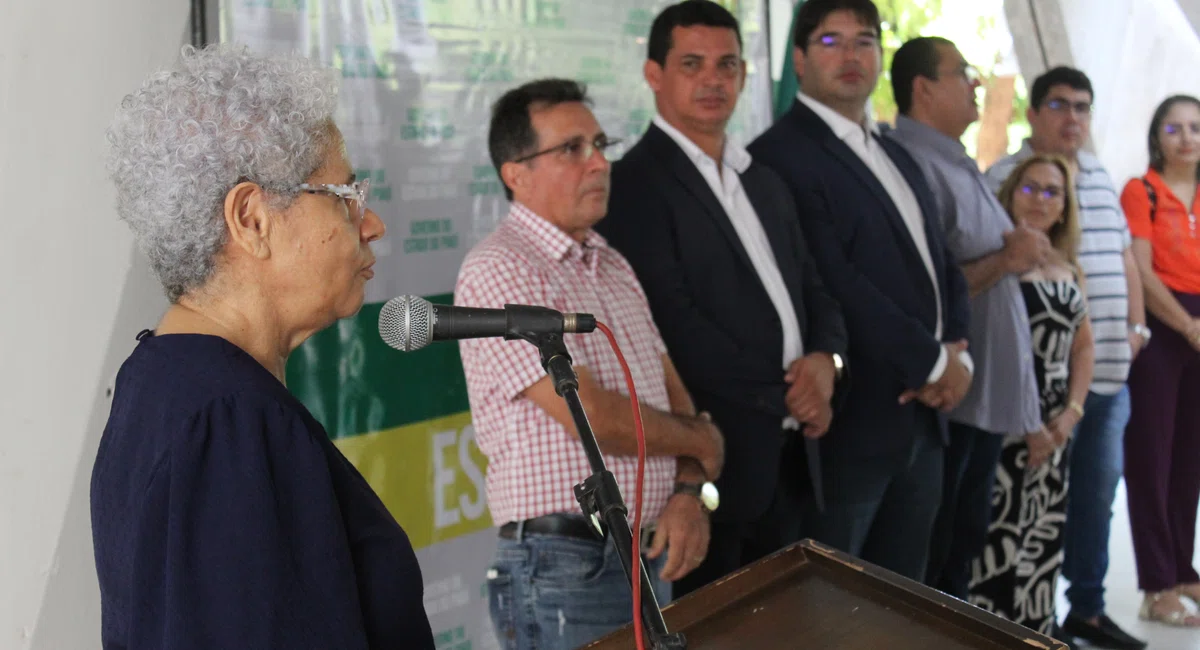 Regina Sousa participa da entrega de Ambulâncias