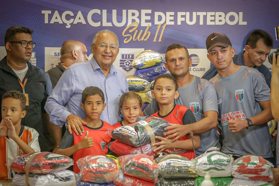 Dr. Pessoa entrega kits esportivos
