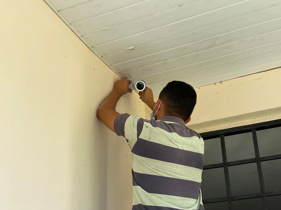 Instalação de câmeras de segurança.